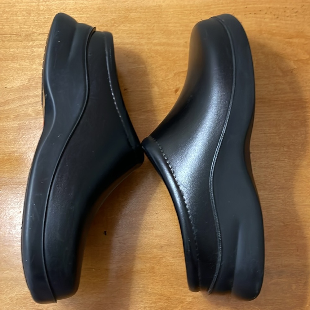 Klogs Men's Black Slip-On Clogs - Picture 8 of 8